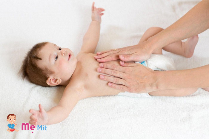 Massage bụng cho bé giúp bé cải thiện tình trạng bị táo bón